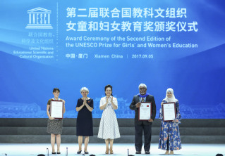 Peng Liyuan attends award ceremony for UNESCO education prize