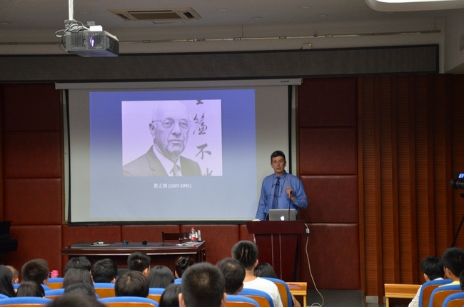 Harvard Professor lectures at Xiamen University