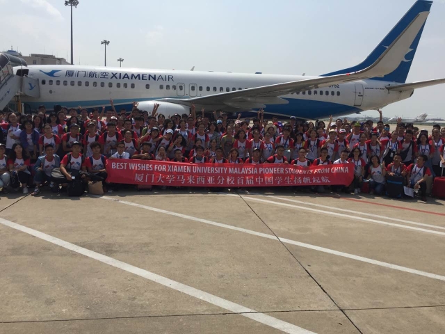 The first group of Chinese students of XMUM leaves for Malaysia