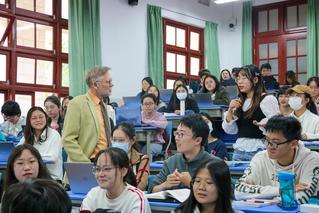 [China Daily]US Professor Gives Special Political Lecture to College Students